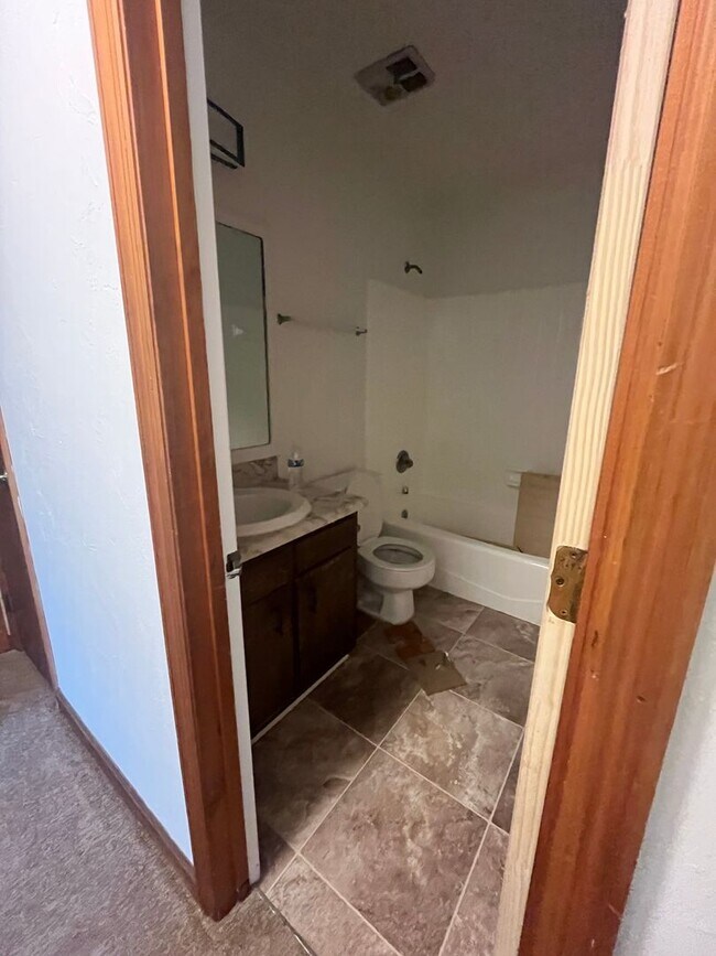 Foto del edificio - Cute duplex on quiet road- ask about move ...