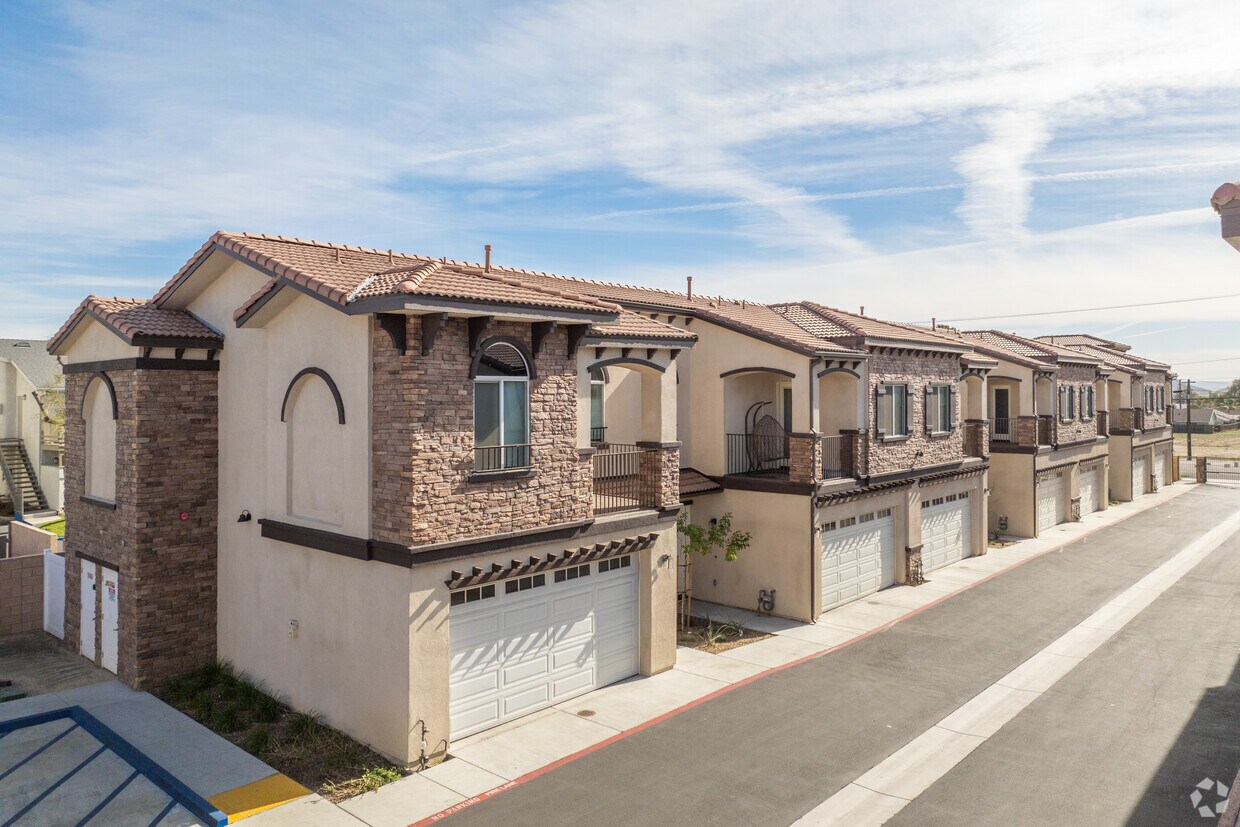 Foto principal - 16534 Arrow Blvd