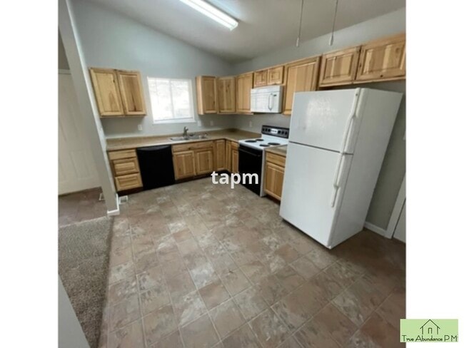 Building Photo - Nice &amp; Cozy 3 bedroom Home