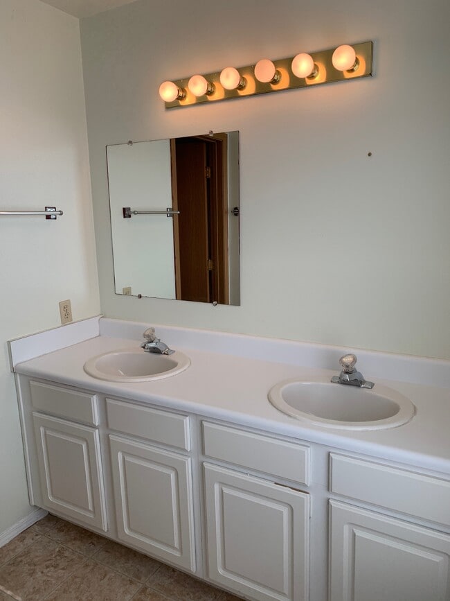 upstairs bathroom 1 - 1733 W Kagy Blvd