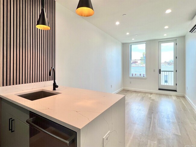 Building Photo - 383 Bleecker St