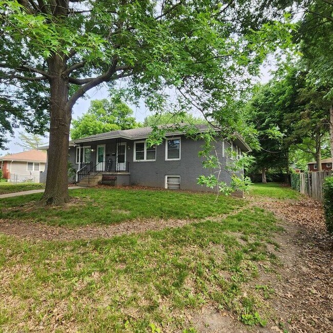 Foto del edificio - 3 Bedroom / 2 Bathroom Duplex Home in Blue...