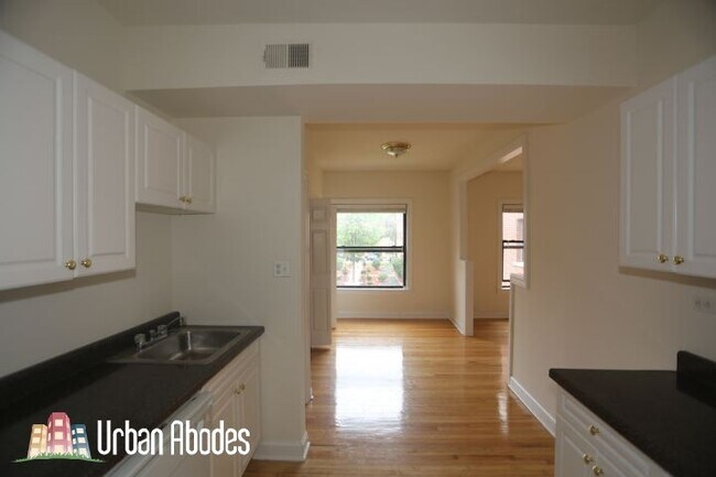 Foto del edificio - 822 W Waveland Ave