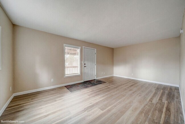 Foto del edificio - 104 N Colville Rd