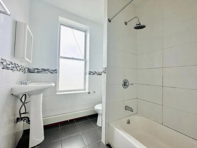 Foto del edificio - Furnished room/NOT APARTMENT