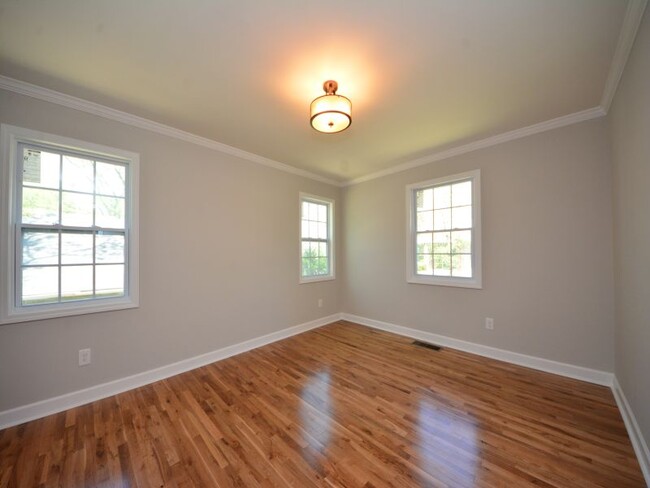 Master bedroom - 833 United Ave SE