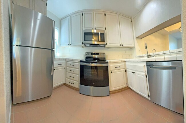 Building Photo - 332 Treasure Island Dr