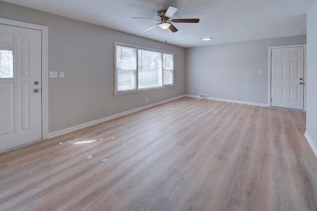 Building Photo - 3712 NE Vivion Rd