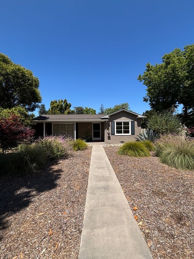 Primary Photo - Charming 2 Bedroom 1 Bathroom Home in Palo...