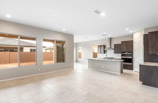 Foto del edificio - 16679 W Saguaro Park Ln