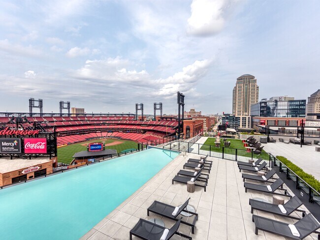 Vistas directas al Busch Stadium desde la piscina infinita de la azotea de One Cardinal Way Luxury Apartments - One Cardinal Way