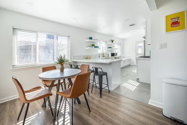 Foto del edificio - 3538 Roslyn St