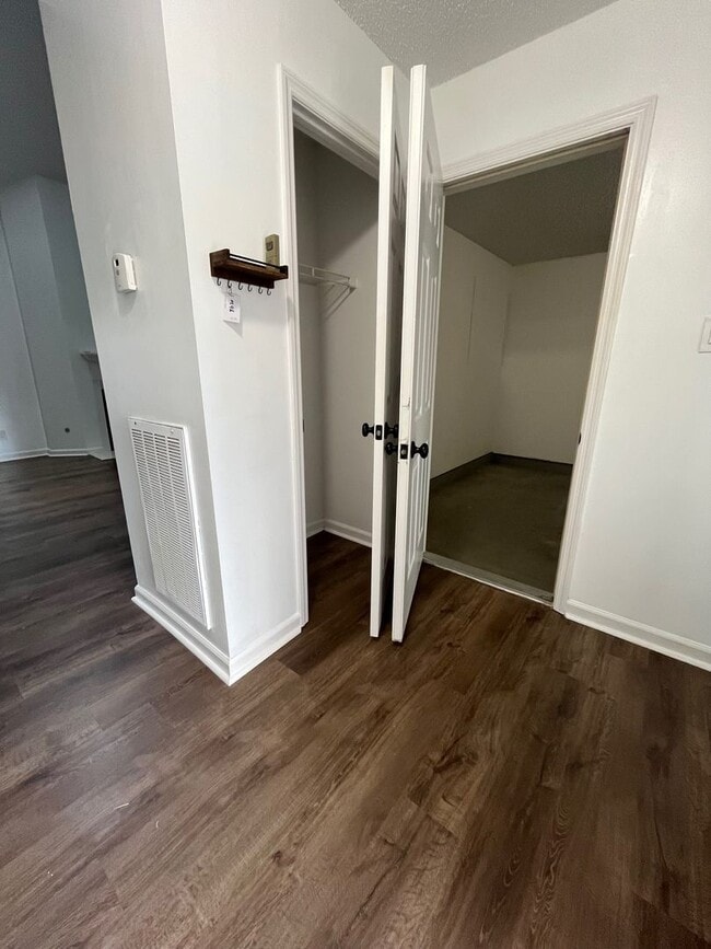 Building Photo - Knoxville 37931 - 2 bedroom, 2 bath home w...