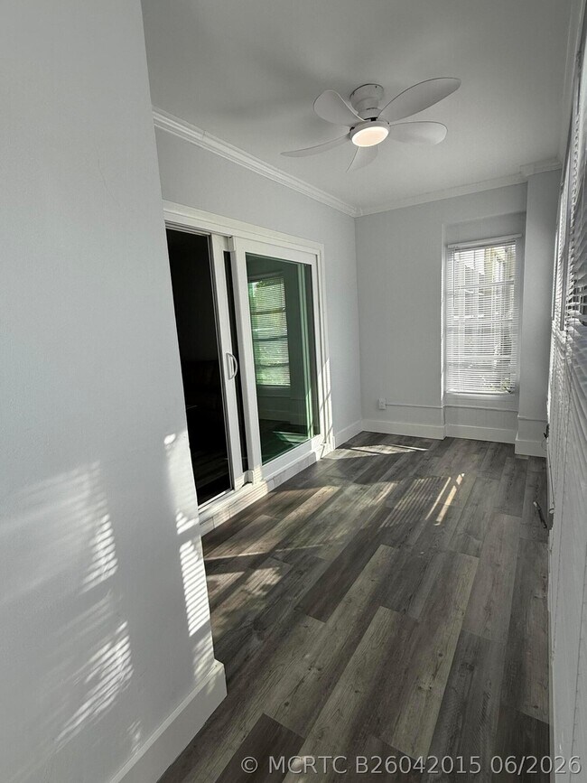 Building Photo - 2121 NE 42nd Ct