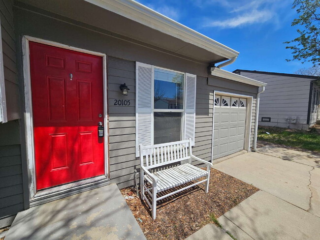 Foto del edificio - Spacious 4-Bedroom Aurora Home with Garage...