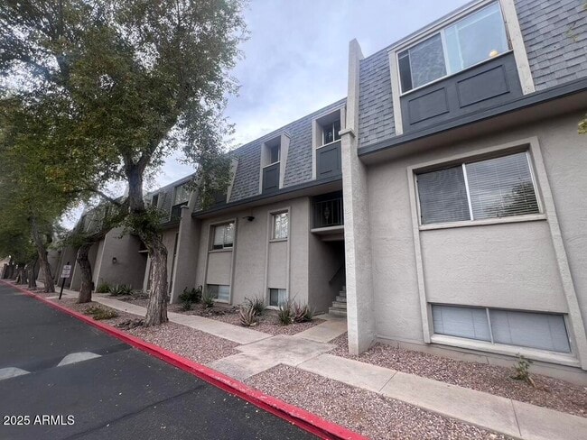 Building Photo - 1010 E Osborn Rd