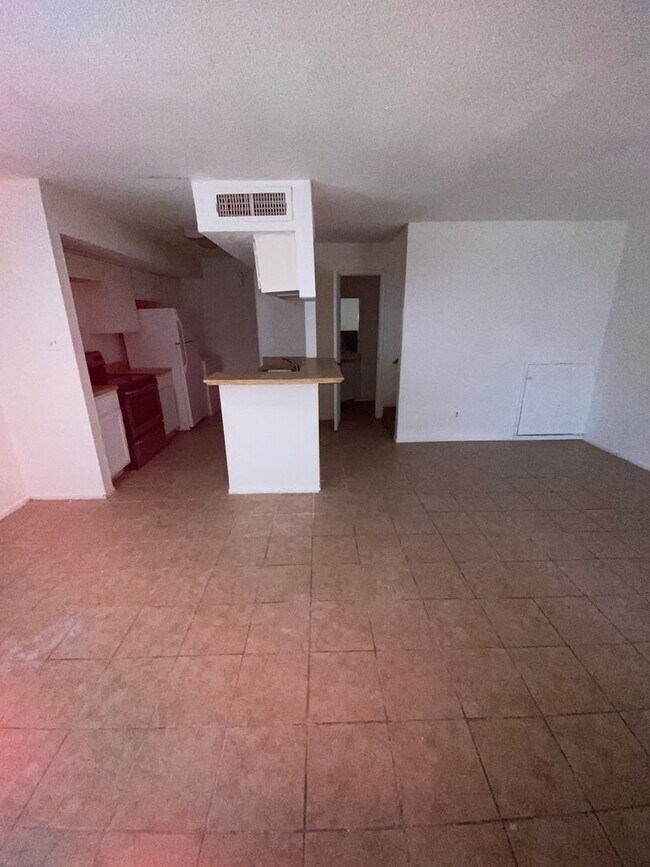 Building Photo - 1 bed 1.5 bath Apply now! $200 Move in Special