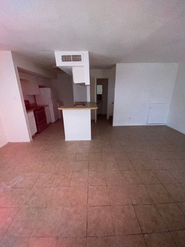 Building Photo - 1 bed 1.5 bath Apply now!