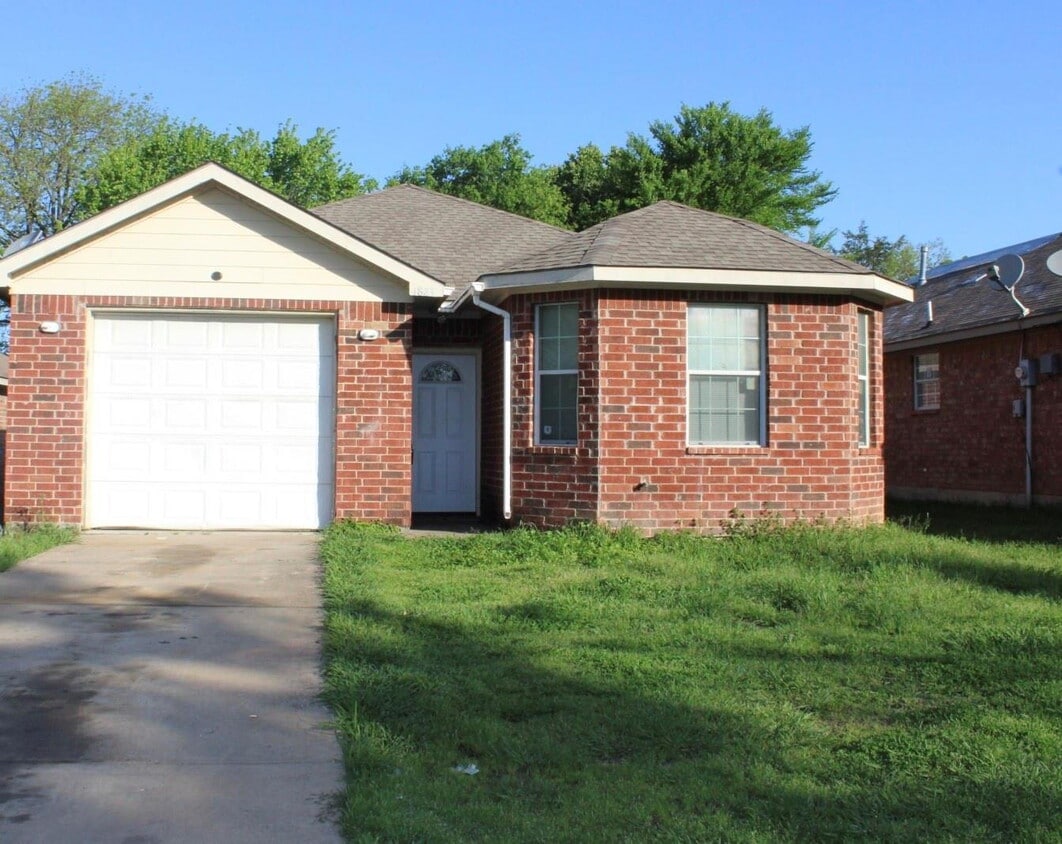 Primary Photo - 1823 Smoke Tree Ln