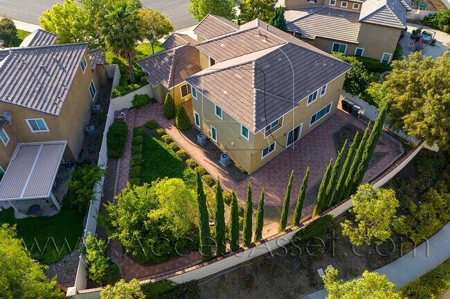 Building Photo - Beautiful 4 Bed/3 Bath Home Nestled On The...