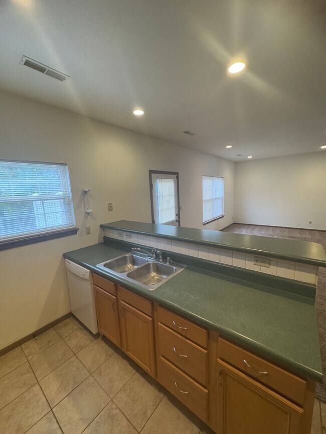 Foto del edificio - Four Bedroom 2.5 Bath Condo