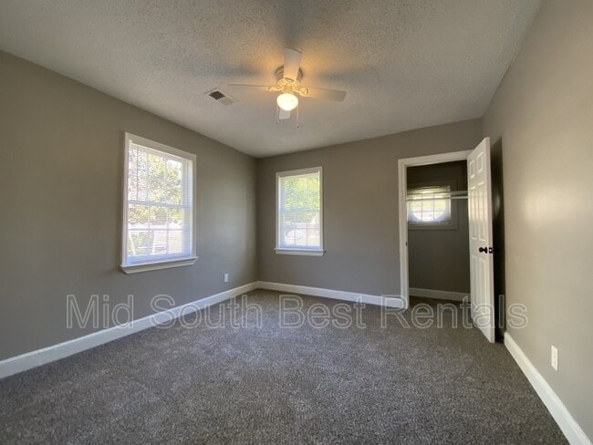 Building Photo - 811 E McKellar Ave