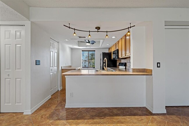 Building Photo - 122 E Cypress Ct