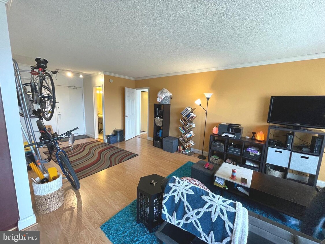 4515 Willard Ave Unit 1407S, Chevy Chase, MD 20815 Room for Rent in