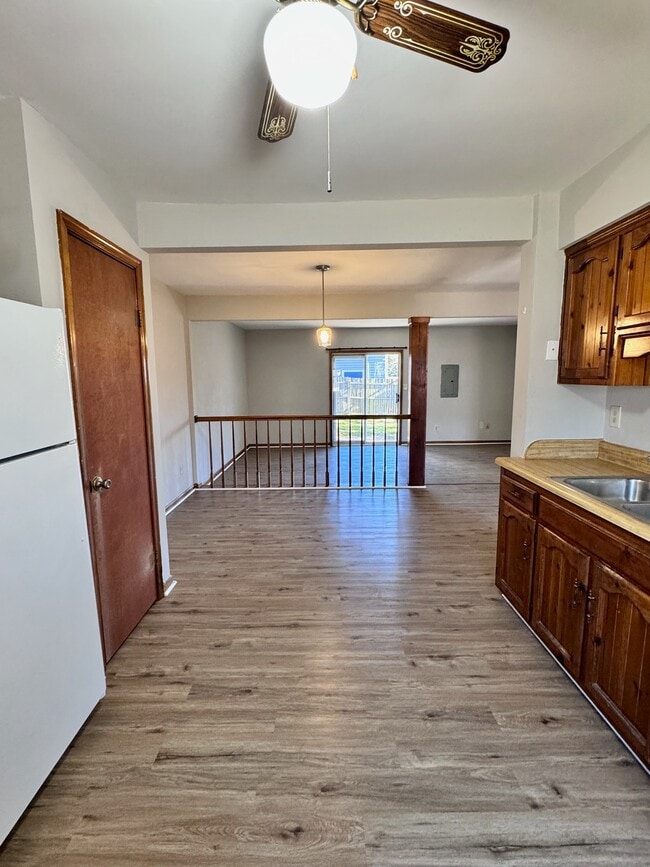 DR/LV looking from kitchen - 5552 Lynbrook Lndg