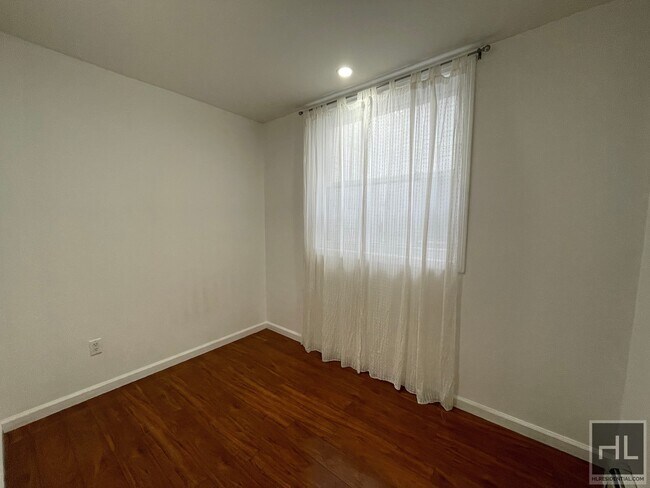 Foto del edificio - DANK COURT