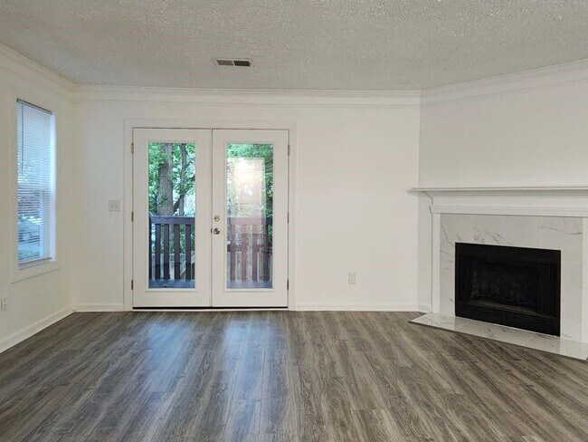 Foto del edificio - 6634 Meadow Green Cir