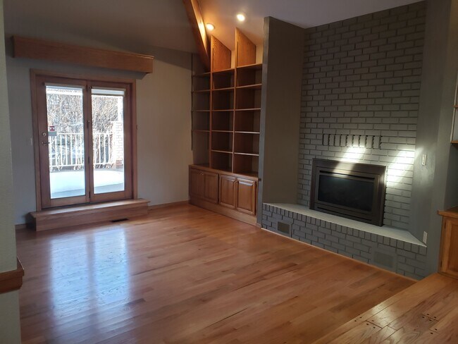 Building Photo - Stunning Brick House on cul de sac Minutes...