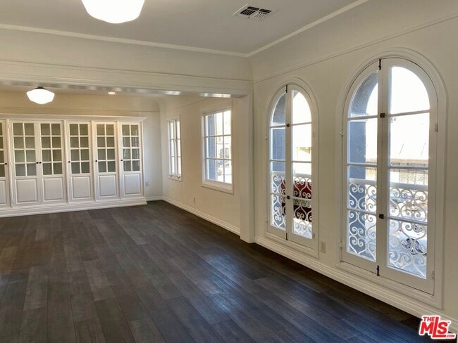 Foto del edificio - 619 S La Brea Ave