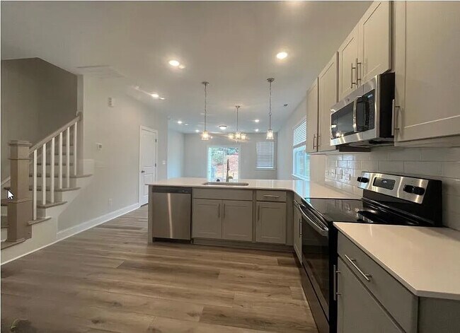 Building Photo - Room in Townhome on Old Grove Ln