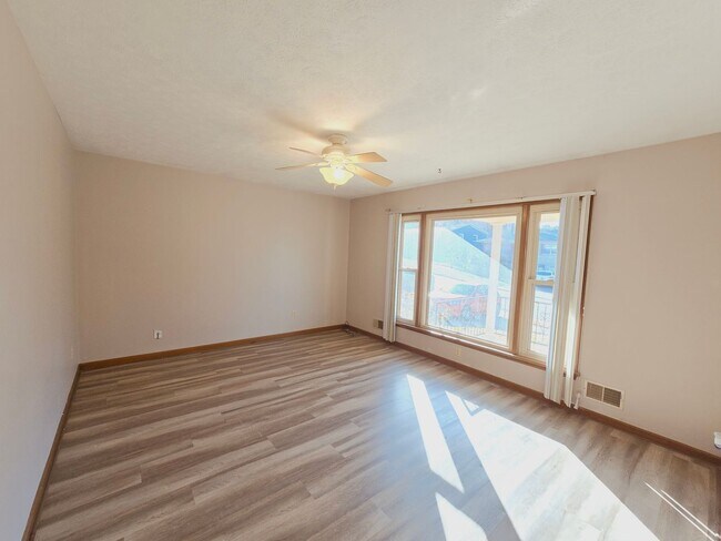 Foto del edificio - Spacious 3 Bedroom, 2.5 Bathroom Home with Garage, Carport & Basement