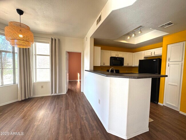 Foto del edificio - 3830 E Lakewood Pkwy W