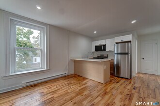Building Photo - 522 Elm St