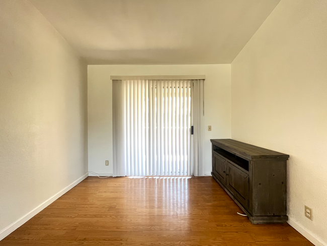 Foto del edificio - 1+1 CREEKSIDE, AVAILABLE NOW!