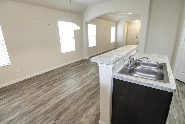 Foto del edificio - 5447 Plantation Forest Dr