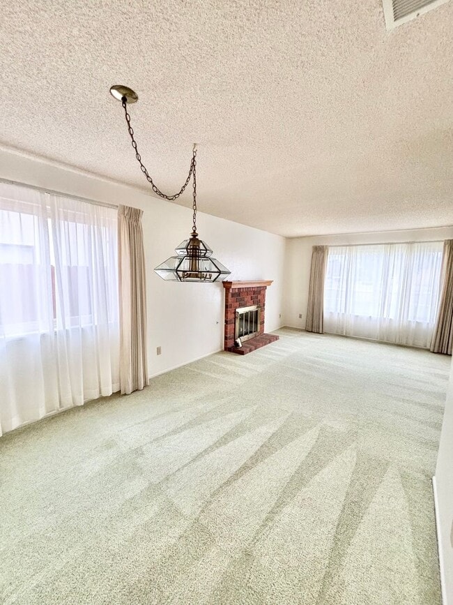 Building Photo - Spacious 4 Bedroom Home Available Now!