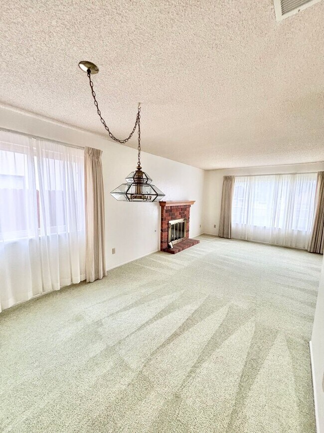 Foto del edificio - Spacious 4 Bedroom Home Available Now!