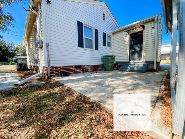 Building Photo - Cozy Two Bedroom Located Near Downtown Cli...