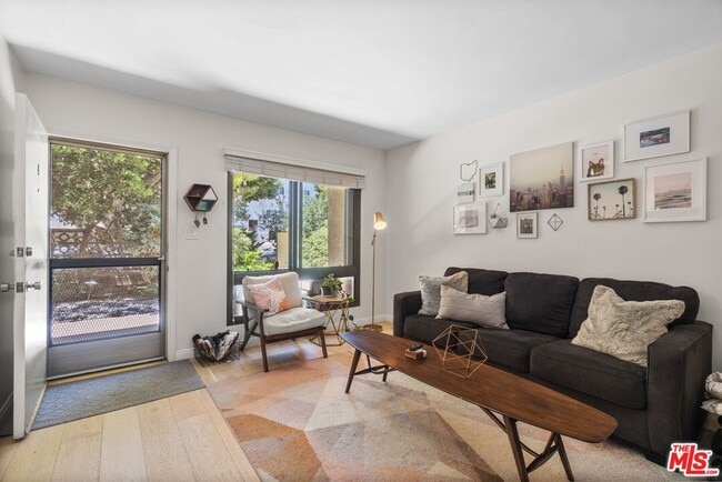 Foto del edificio - 8630 Falmouth Ave