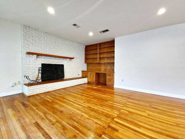 Building Photo - Cute 2 Bedroom Home in Heart Of Lubbock