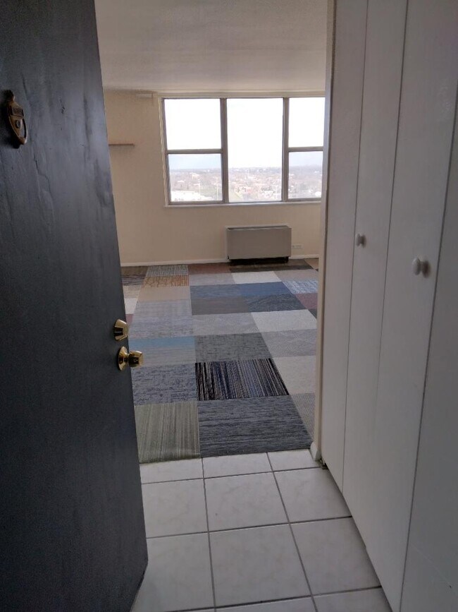 Unit entry - 4300 W Ford City Dr
