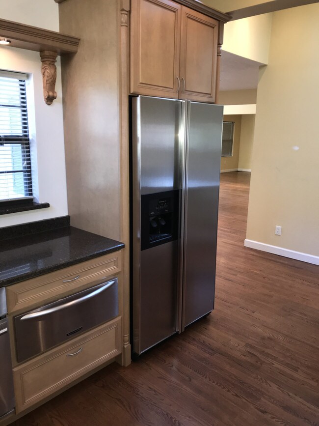Building Photo - Castle Terrace Home