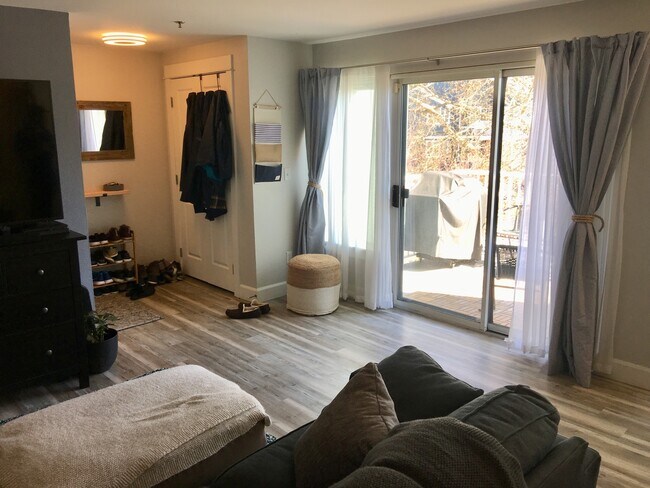 Building Photo - Gorgeous Corner Condo in Luxury Developmen...