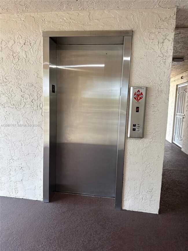 Foto del edificio - 6751 N University Dr