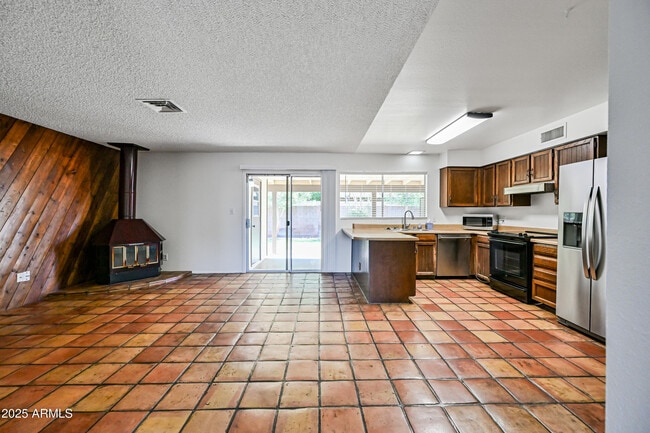 Building Photo - 1252 E El Parque Dr