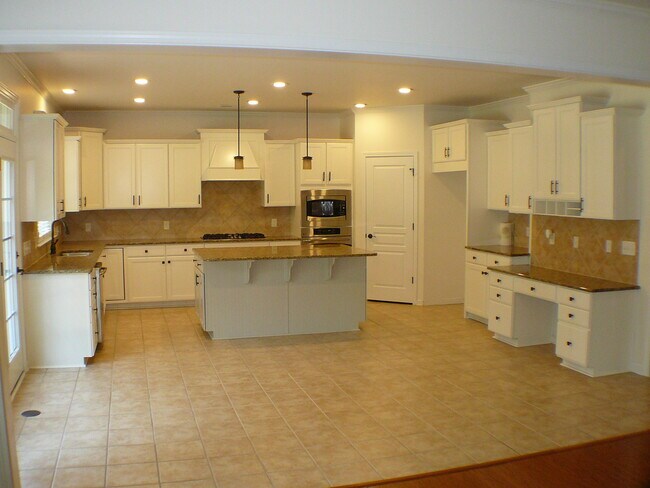 Building Photo - 9912 Silverling Dr